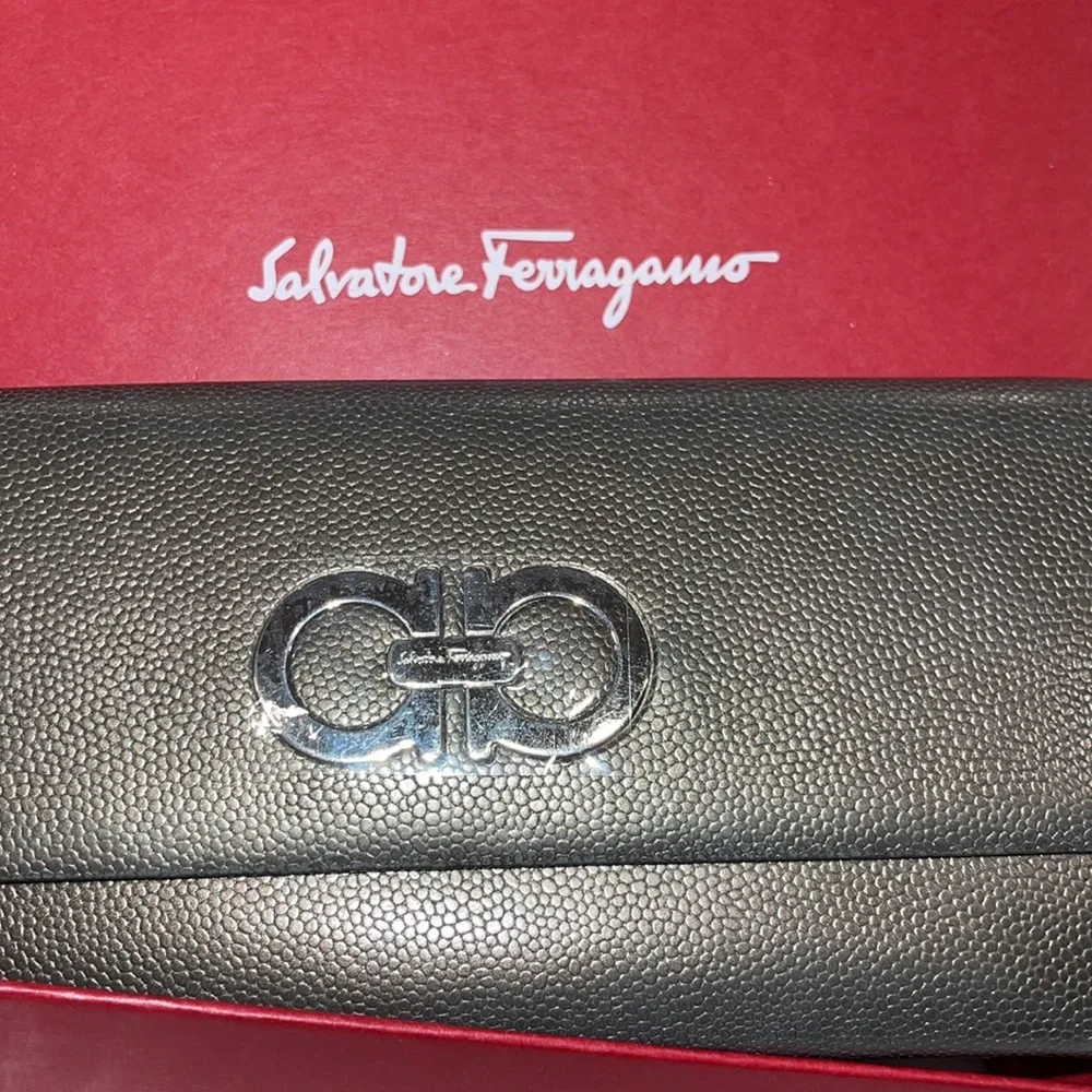 Salvatore Ferragamo wallet excellent Condition color is gun metal with silver - Picture 4 of 7